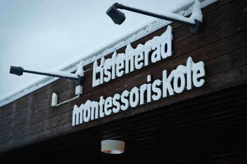Skiltet Lisleherad Montessoriskole på skolebygget en vinterdag